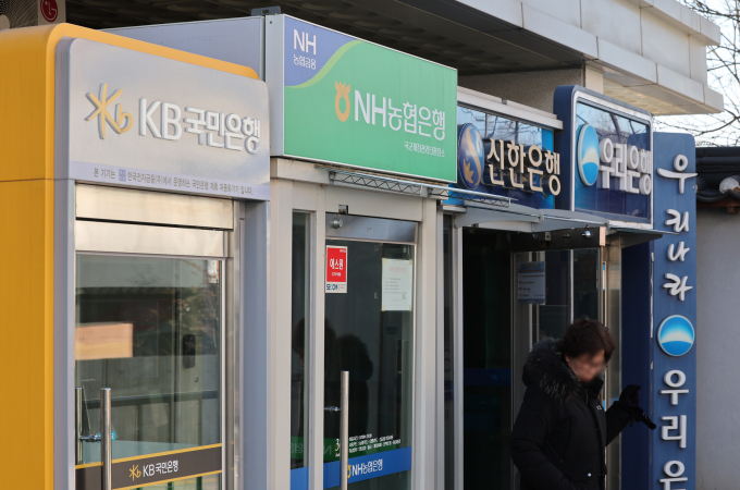  서울 시내 시중은행 ATM 기기를 이용하는 시민들의 모습./사진=뉴스1
