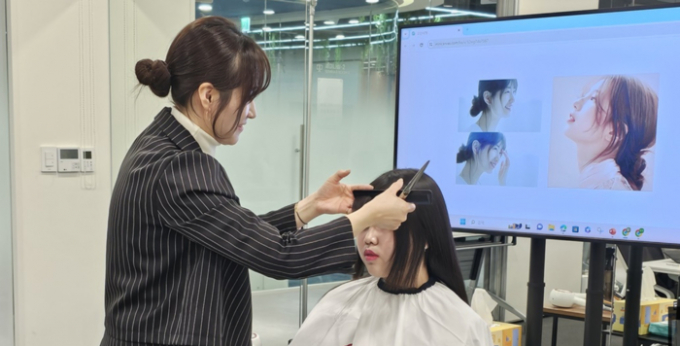 '스무 살의 봄 준비하기' 프로그램 중 메이크업과 헤어스타일링 체험 모습. / 사진제공=오산시