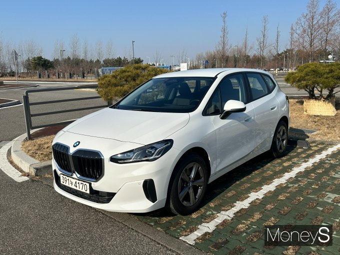 주차된 BMW 뉴 218d 액티브 투어러 모습/사진=장동규 기자