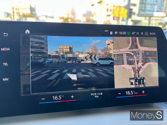 BMW 뉴 218d 액티브 투어러에 탑재된 증강현실(AR) 내비게이션 /사진=장동규 기자