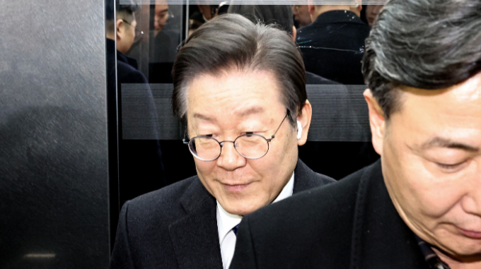 이재명 더불어민주당 대표가 최근 공천 과정에서 일어난 각종 의혹에 대해 "전혀 사실이 아니다"고 밝혔다. 사진은 22일 오후 여의도 국회에서 대정부질문에 참석하기 위해 본회의장으로 들어가는 이대표의 모습. /사진=뉴스1