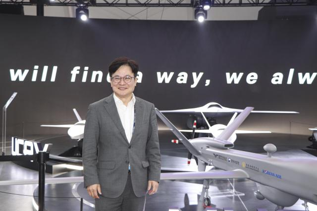 김병수 김포시장이 지난해 10월 ‘서울 adex 2023’을 방문해 항공우주전시를 둘러보고 있다. / 사진제공=김포시