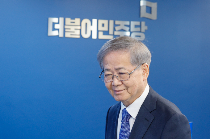 22일 임혁백 더불어민주당 공관위원장이 서울 마포갑·동작을, 경기 의정부을·광명을, 충남 홍성·예산 5곳을 전략 선거구로 지정했다고 밝혔다. 사진은 임 위원장이 지난 21일 서울 여의도 당사에서 4차 공천 심사 결과를 발표하기 위해 입장하는 모습. /사진=뉴스1