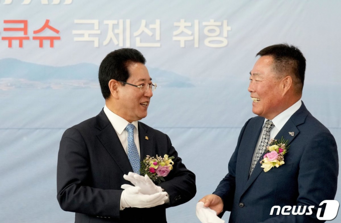 김영록 전라남도지사(왼쪽)가 24일 오전 무안국제공항 여객청사에서 열린 하이에어 국제선(무안~키타큐슈) 운항 취항식 행사에서 김산 무안군수와 이야기를 나누고 있다. /뉴스1