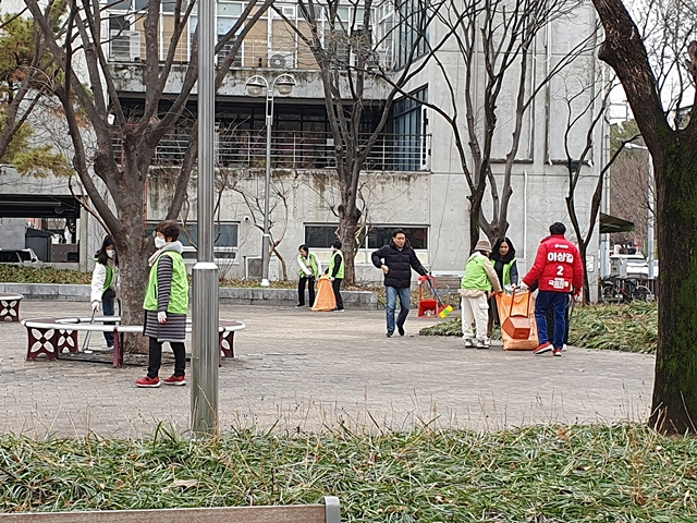 이상길 국민의힘 대구 북구 을 국회의원 예비후보가 주민들과 함께 청소 봉사활동을 하고 있다.  /사진제공=이상길 국민의힘 대구 북구 을 국회의원 예비후보 선거사무소
