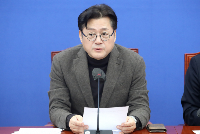 더불어민주당이 불공정 공천 논란 회복을 위해 공정한 시스템 공천을 실천하겠다고 밝혔다. 사진은 홍익표 민주당 원내대표가 22일 서울 여의도 국회에서 열린 정책조정회의에서 발언하는 모습. /사진=뉴스1