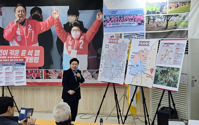 임이자 국민의힘 의원(경북 상주·문경)이 21일 상주사무실에서 기자간담회를 갖고 자신의 공약을 발표하고 있다./사진제공=국민의힘 임이자 의원실