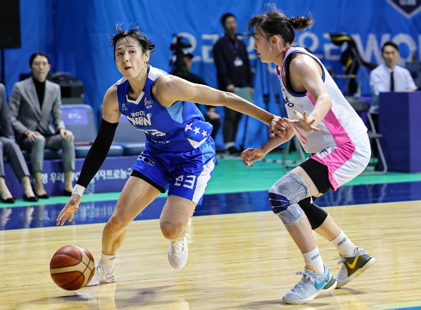 김단비가 한국여자농구연맹(WKBL) 선수 최다승 단독 1위에 도전한다. 사진은 지난달 25일 오후 충남 아산 이순신체육관에서 열린 우리은행 우리WON 2023-2024 여자프로농구 용인 삼성생명과의 경기에서 돌파하는 김단비(왼쪽)의 모습. /사진=뉴스1