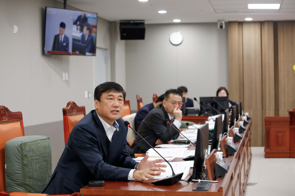 경기도의회 도시환경위원회 소속 이택수 의원(국민의힘, 고양8)은 21일 경기도 도시주택실의 2024년 주요 업무보고에 대해 비수도권의 개발제한구역 규제완화를 수도권까지 확대하도록 건의해줄 것을 촉구했다. / 사진제공=경기도의회