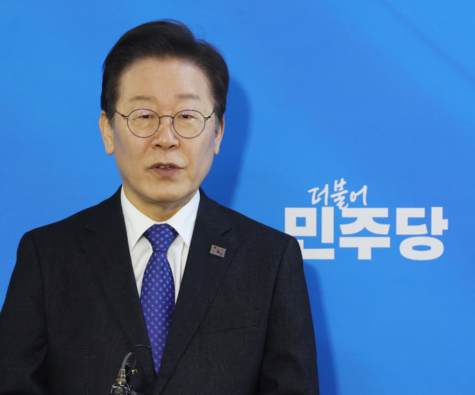 22일 이재명 더불어민주당 대표가 당내 공천 논란에 대해 "환골탈태 과정에서 생긴 진통이라고 생각해달라"고 말했다. 사진은 이 대표가 22일 서울 여의도 국회 당 대표실 앞에서 총선 공천 관련해 취재진의 질문을 받는 모습. /사진=뉴스1