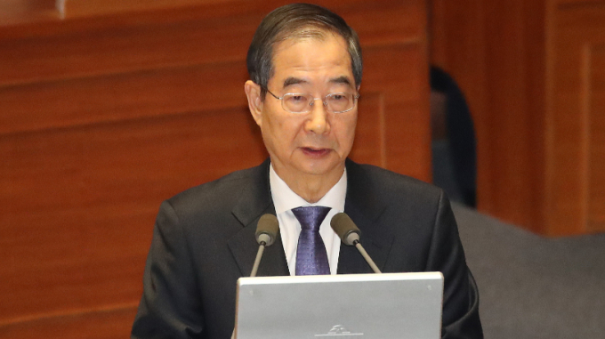 한덕수 국무총리가 22일 오후 서울 여의도 국회에서 열린 대정부 질문에서 의대 정원 증원에 대해 정치쇼가 아니라고 설명했다. 사진은 이날 대정부질문에서 질의응답하는 한 총리. /사진=뉴스1