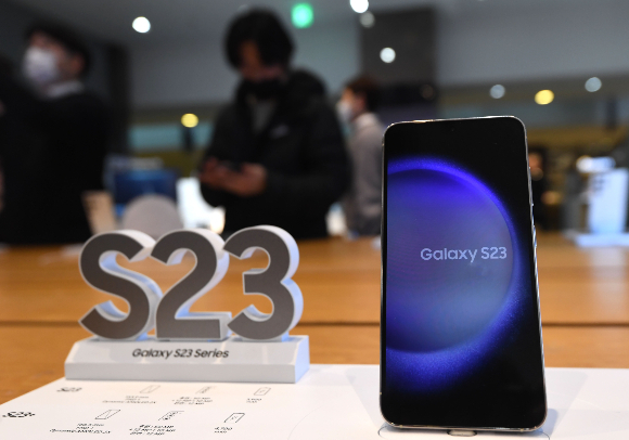 갤럭시S24 시리즈의 '갤럭시 인공지능(AI)' 기능을 갤럭시 S23 등 지난해 출시한 9개 모델에서도 경험할 수 있게 됐다.사진은 삼성전자 갤럭시S23. /사진=장동규 기자