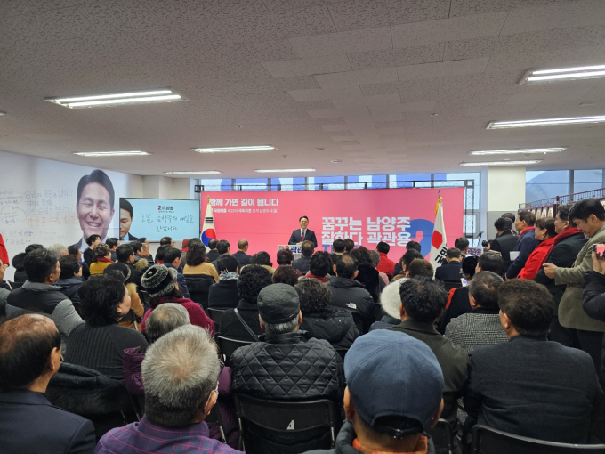 4·10총선에서 국민의힘 남양주을선거구에 출마한 곽관용 후보가 22일 열린 선거사무소 개소식에서 인사말을 하고 있다. /사진=이건구 기자