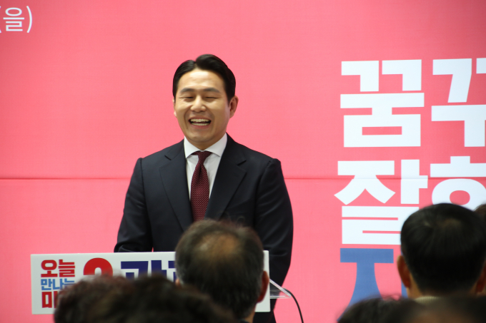 선거사무소 개소식에서 인사말을 하며 환하게 웃고 있는 국민의힘 곽관용 후보. /사진=이건구 기자