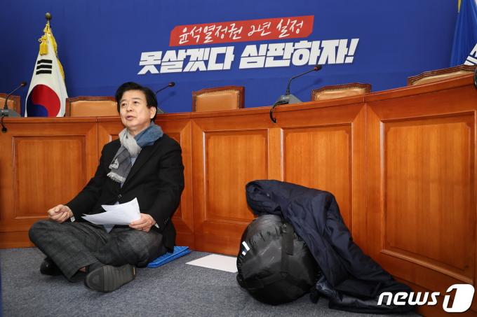 [사진] '컷오프' 노웅래, 당대표실 점거농성