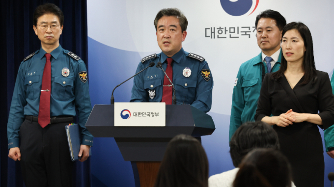 윤희근 경찰청장이 22일 오후 종로구 HW컨벤션센터에서 열린 '2024 전국 경비경찰 워크숍'에서 의료계의 불법적인 집단행동에 대해 적극적으로 대응하겠다고 주장했다. 사진은 전날 정부서울청사에서 열린 합동브리핑에서 질의응답하는 윤 청장. /사진=뉴스1