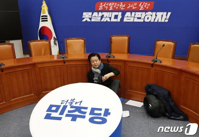 [사진] 노웅래, '컷오프 반발' 당대표실 점거 농성