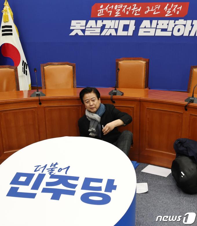 [사진] 노웅래, '컷오프 반발' 당대표실 점거