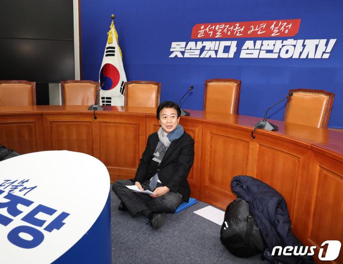[사진] 당대표실 점거농성 나선 노웅래