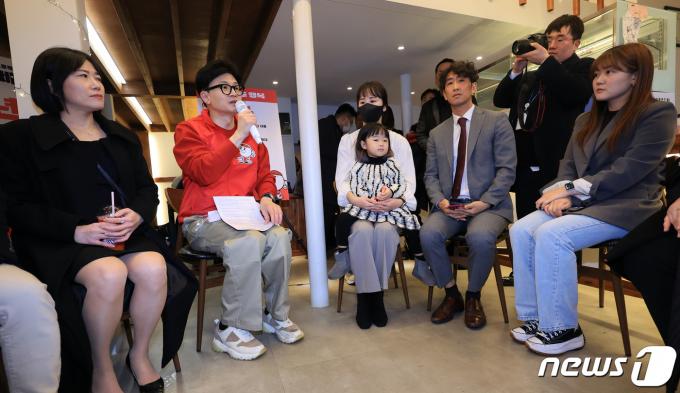한동훈 국민의힘 비상대책위원장이 22일 오후 서울 구로구 오류에서 행복주택 입주 신혼부부, 청년들과 간담회하고 있다. (공동취재) 2024.2.22/뉴스1 ⓒ News1 김명섭 기자