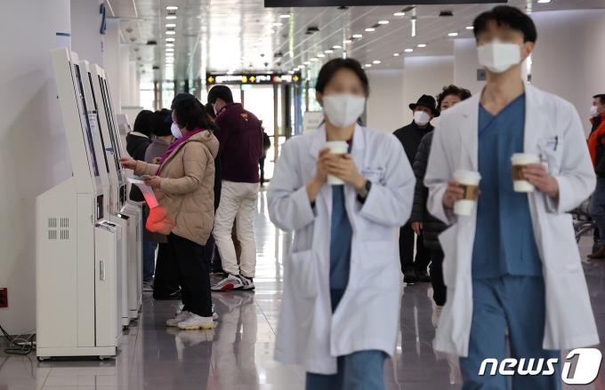 22일 서울 시내 한 대학병원에서 환자들이 수납하고 있다. 2024.2.22/뉴스1 ⓒ News1 김성진 기자
