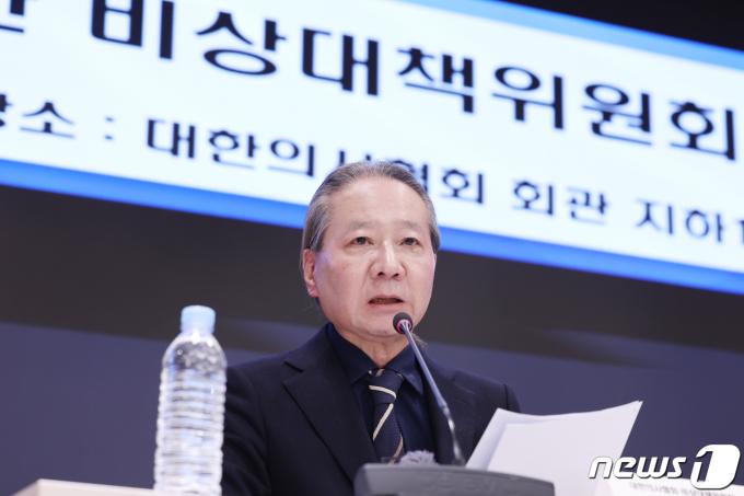 주수호 의대정원 증원 저지를 위한 대한의사협회 비상대책위원회 언론홍보위원장이 22일 오후 서울 용산구 대한의사협회 회관에서 정례브리핑을 하고 있다. 2024.2.22/뉴스1 ⓒ News1 민경석 기자