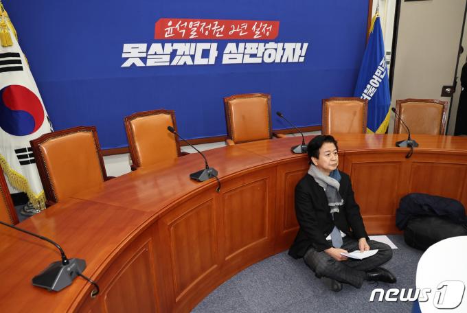 [사진] 당대표실 점거한 노웅래