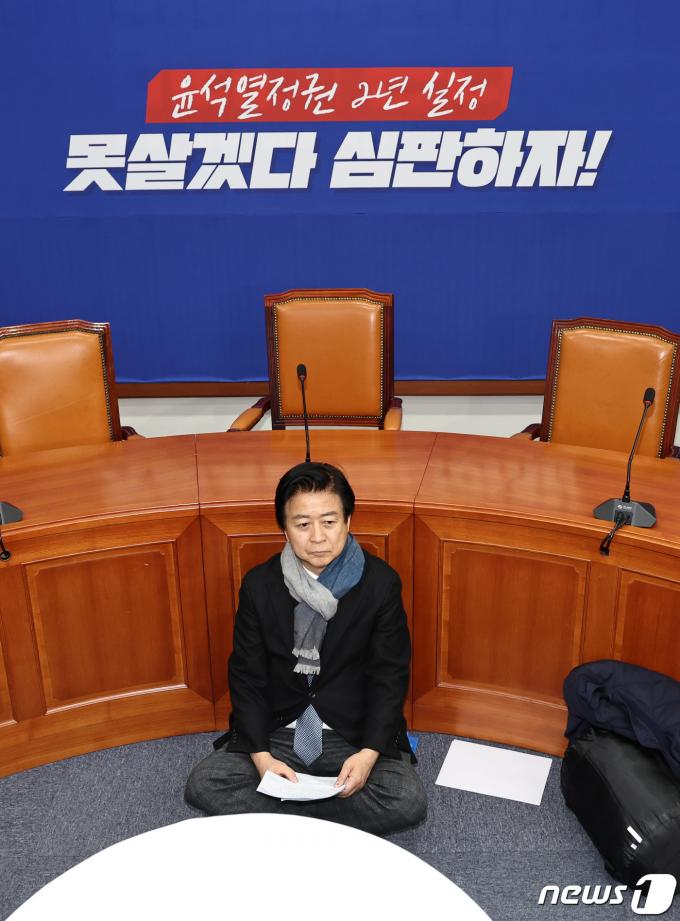 [사진] '공천 반발' 노웅래, 당대표실 기습 점거