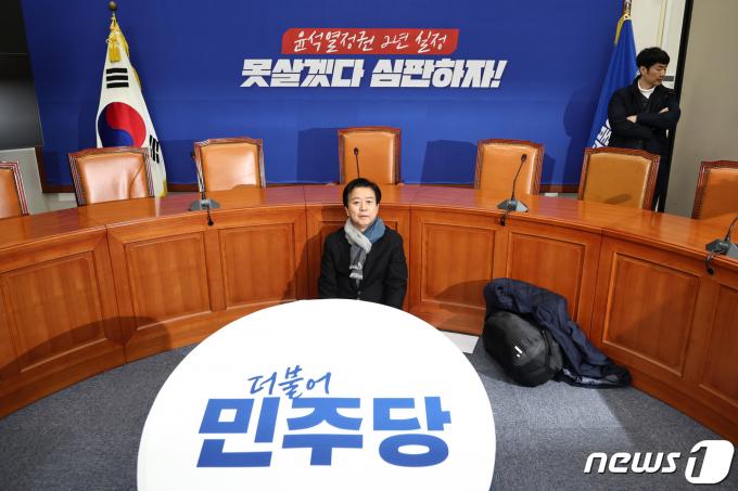 [사진] '공천 반발' 당대표실 점거한 노웅래
