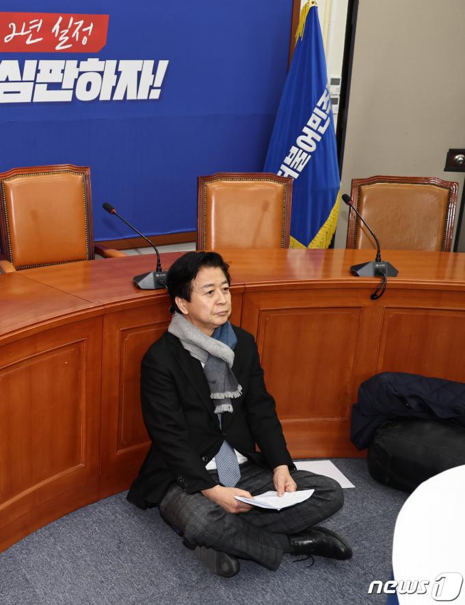 [사진] 당대표실 점거한 노웅래 의원