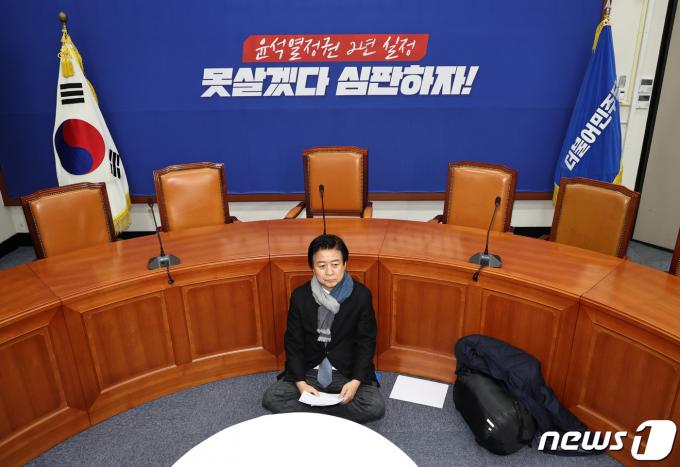 [사진] '공천 반발' 노웅래, 당대표실 점거 농성 돌입