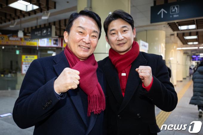 제22대 국회의원 선거 인천 계양(을) 지역에 출마한 원희룡 전 국토교통부 장관(왼쪽)과 전 축구 국가대표 이천수가 22일 인천 계산역 내에서 출근길 시민들에게 인사 중 포즈를 취하고 있다. 이천수는 이재명 더불어민주당 대표 지역구인 인천 계양을에 출마한 원희룡 국민의힘 후보의 후원회장을 맡아 총선까지 선거운동을 함께 한다. 2024.2.22/뉴스1 ⓒ News1 유승관 기자