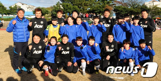 2002 한일월드컵 4강 신화를 이뤄낸 주역들로 구성된 '팀2002(회장 김병지)'선수들이 6일 제주시 아라동 제주여자고등학교에서 제주여고 축구 선수들과 기념사진을 촬영하고 있다. 이날 행사는 ‘FIFA U-20 월드컵코리아 2017’ 개최 홍보와 함께 제주도 유소년축구발전 기금을 전달하기 위해 마련됐다. 행사에는 김병지, 이운재, 김태영, 송종국, 최진철, 이천수 등이 참석했다.2016.12.6/뉴스1 ⓒ News1 이석형 기자
