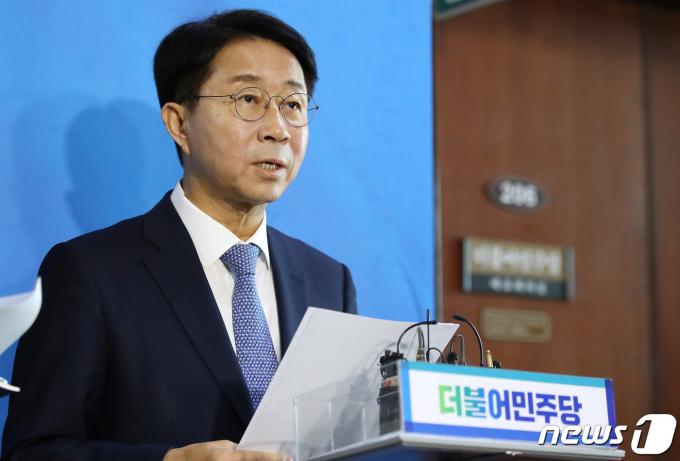조정식 더불어민주당 제22대 총선기획단장이 지난달 11일 오전 서울 여의도 국회에서 당대표회의실 앞에서 총선기획단 회의 내용을 브리핑 하고 있다./뉴스1 ⓒ News1 임세영 기자
