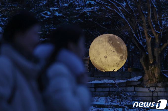 [사진] '대보름 앞두고 불 밝힌 보름달'