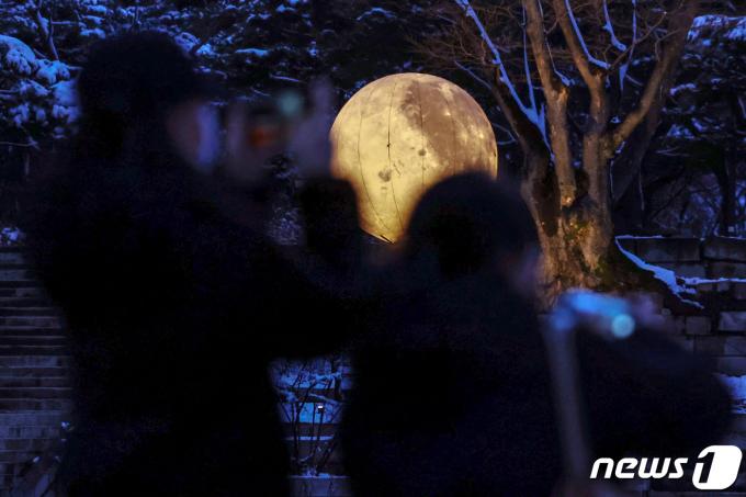 [사진] '대보름 앞두고 창경궁에 불 밝힌 보름달'
