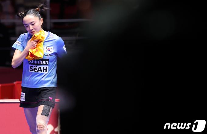 [사진] 아쉬움 삼키는 '맏언니' 전지희