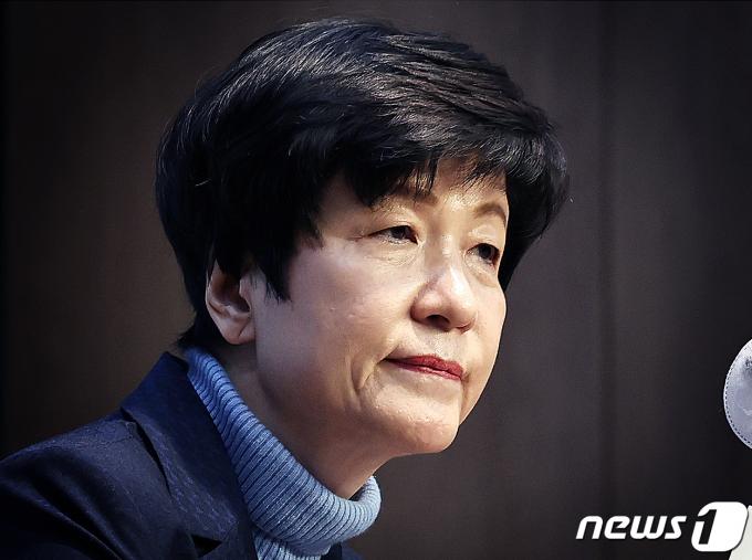김영주 국회부의장이 19일 오후 서울 여의도 국회 소통관에서 더불어민주당 탈당 기자회견을 마치고 회견장을 나서고 있다. 2024.2.19/뉴스1 ⓒ News1 송원영 기자