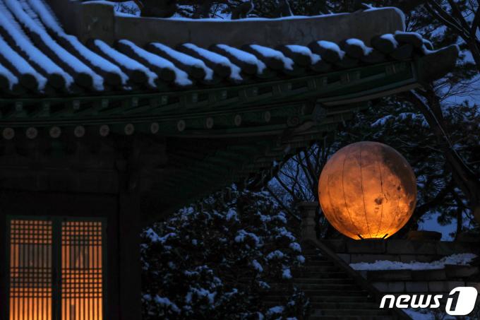 [사진] '불 밝힌 보름달'