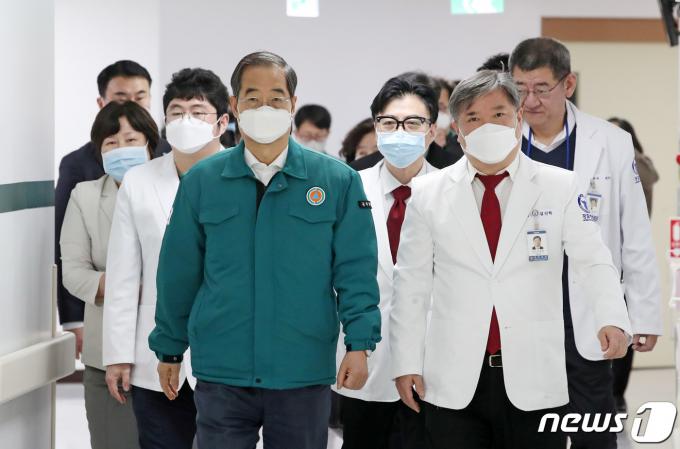 서울 송파구 경찰병원에 방문한 한덕수 국무총리가 김진학 병원장 등 의료진과 함께 입원실로 이동하고 있다. (공동취재) 2024.2.21/뉴스1 ⓒ News1 장수영 기자