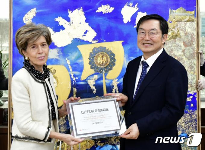 [사진] '살라미스 해전 기록화 앞에서'