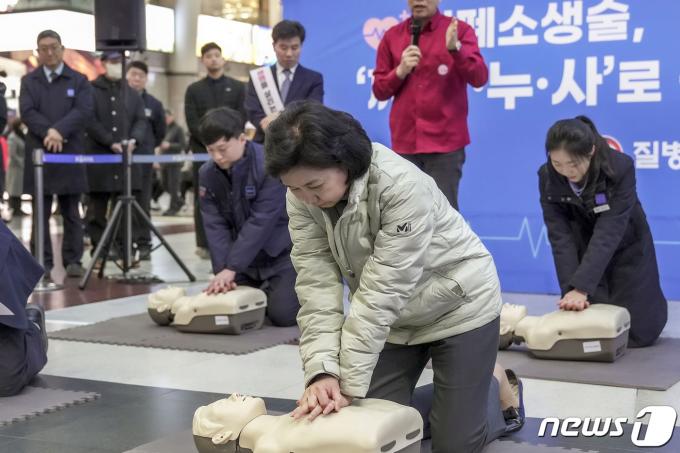 [사진] 심폐소생술 실습 나선 지영미 질병관리청장