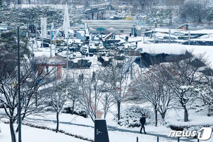 22일 서울 용산구 전쟁기념관 일대에 밤 사이 내린 눈이 소복이 쌓여 있다. 2024.2.22/뉴스1 ⓒ News1 민경석 기자