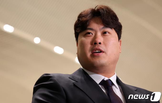 [사진] 12년 만에 한화 복귀 소감 밝히는 류현진