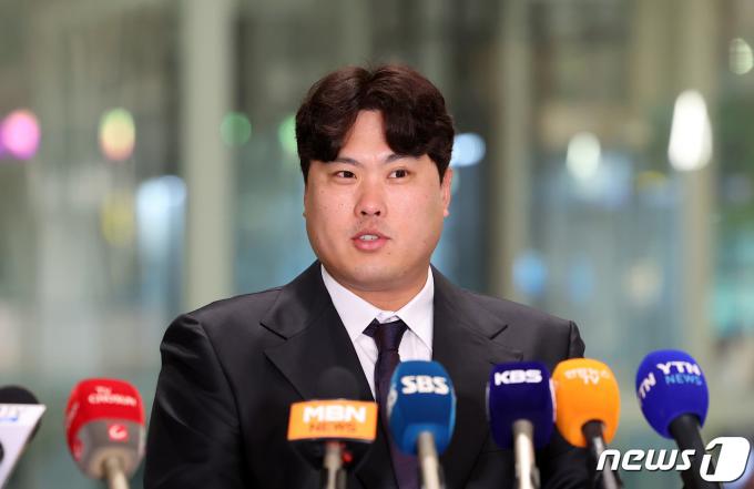 [사진] 류현진, 12년 만에 한화 이글스 복귀