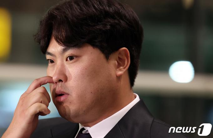 [사진] 긁적이는 류현진