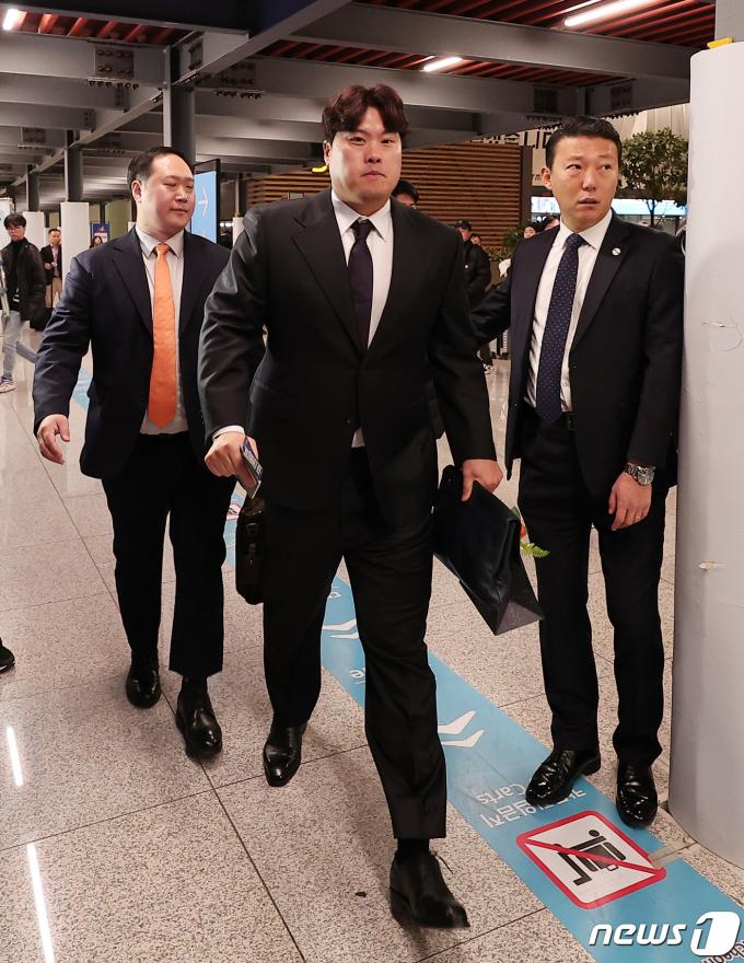 [사진] 복귀 류현진, 한화 스프링캠프 합류 위해 오키나와로 출국