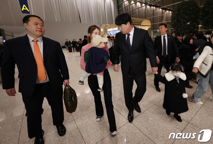 [사진] 가족들 배웅 속에 오키나와 떠나는 류현진