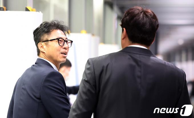 [사진] 류현진과 오키나와로 떠나는 손혁 단장