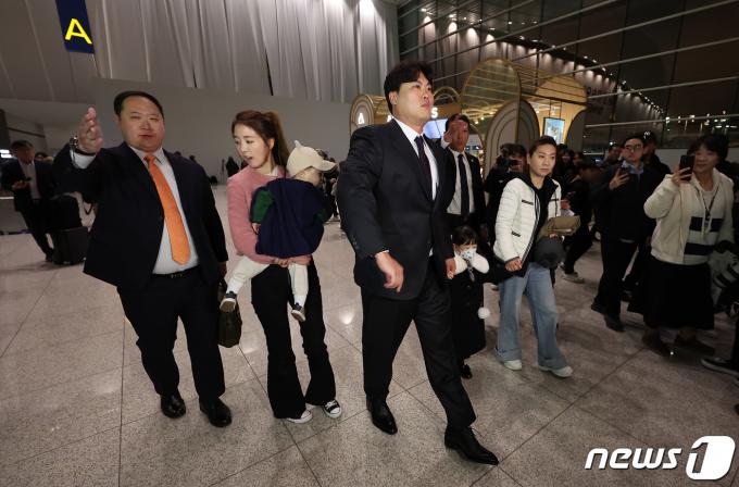 [사진] 가족들 배웅 속에 오키나와 떠나는 류현진